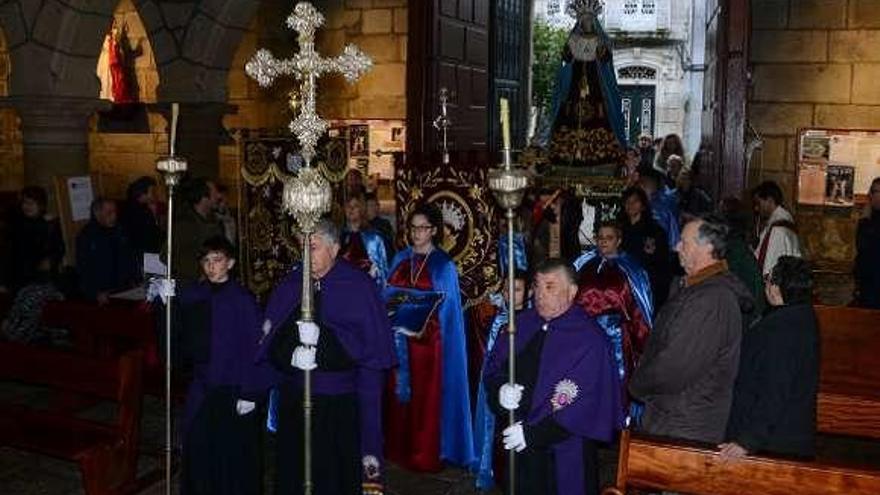 La entrada de la procesión en la iglesia el año pasado. // G.Núñez