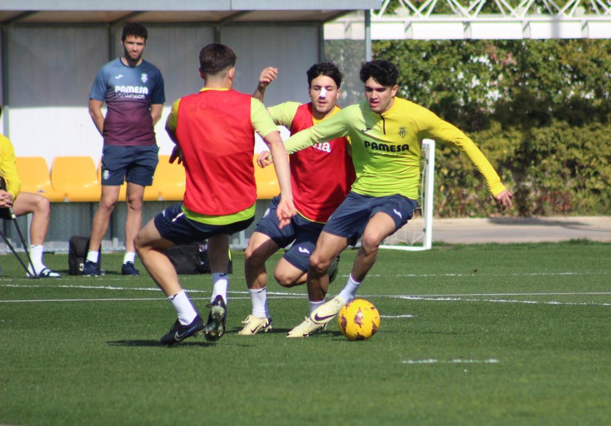 Hugo Novoa (de amarillo) podría ser una de las novedades en el once frente al Eldense.