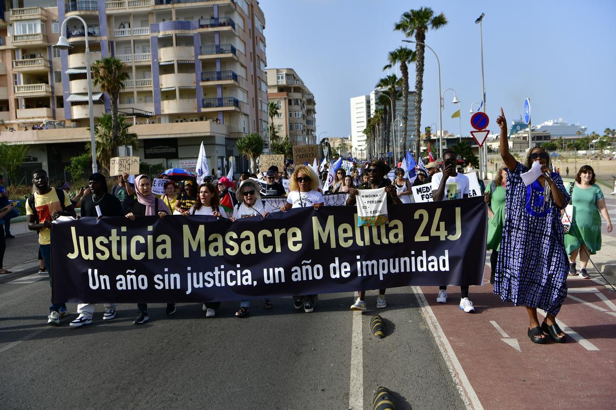 Una gran manifestación recuerda en la frontera de Melilla a las víctimas del 24J