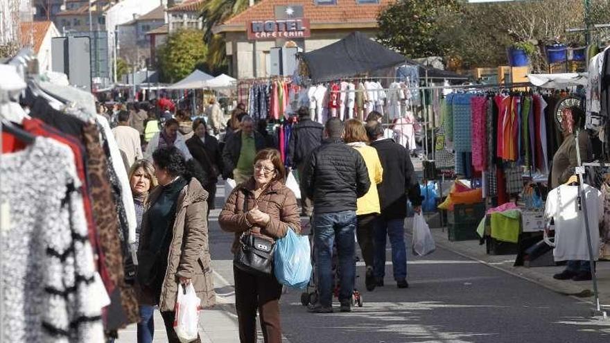 El mercadillo de Sabarís se extenderá al entorno de la plaza de abastos y a la calle José Pereira Troncoso. // José Lores