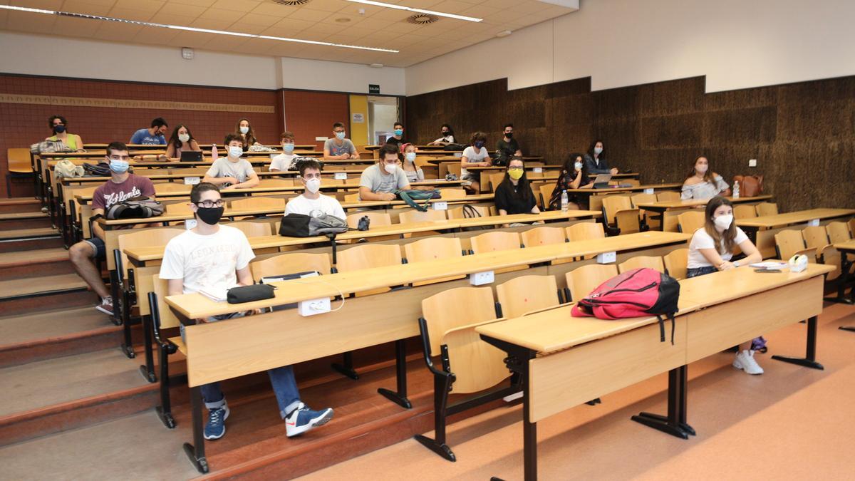 Primera jornada, ayer, de clases del nuevo curso académico en el campus de Elche de la Universidad Miguel Hernández.