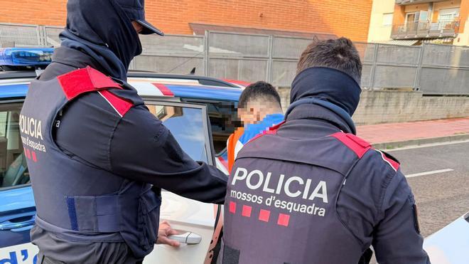 Les imatges de l'operatiu contra una banda internacional de tràfic d’armes i drogues