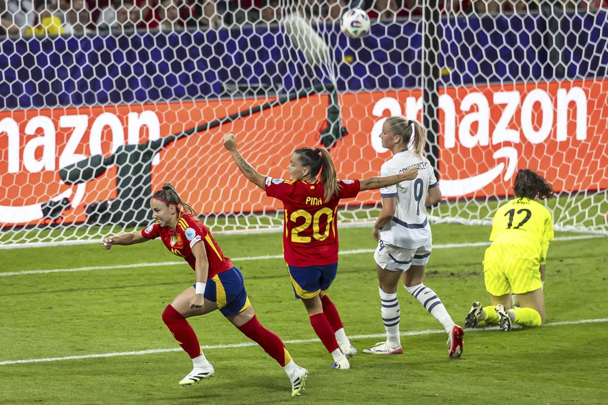 Athenea del Castillo celebrando su gol ante Suiza