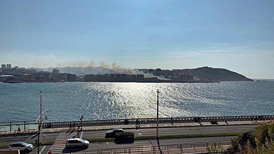 El humo del incendio en las inmediaciones del obelisco Millenium.