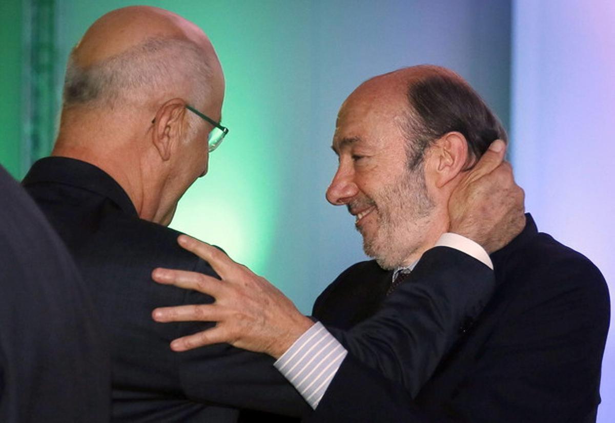 El secretari general del PSOE, Alfredo Pérez Rubalcaba, i el portaveu de CiU al Congrés, Josep Antoni Duran Lleida, s’acomiaden després de la taula rodona en què tots dos han participat aquest divendres.
