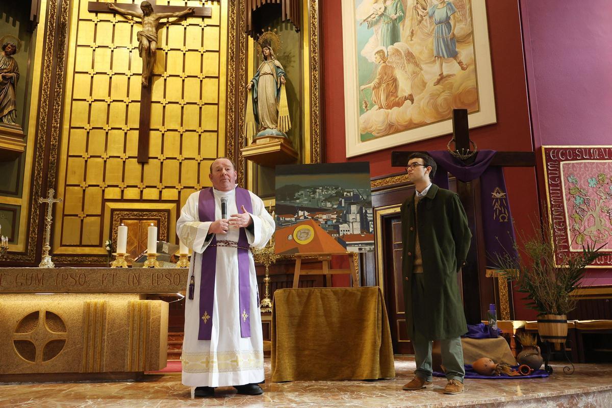 El joven estudiante de BBAA junto a su obra y el párroco de San José, Casimiro Fernández.