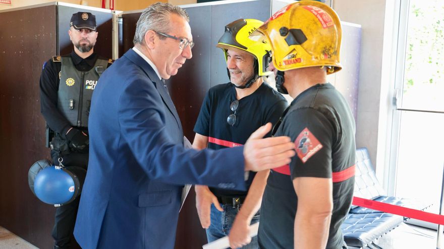 &quot;Da la cara, Toni Pérez&quot;. Más de 200 bomberos del Consorcio Provincial de Alicante protestan en Benidorm