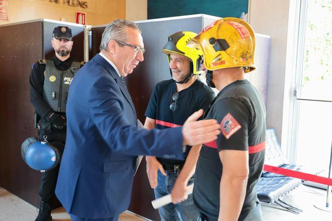 "Da la cara, Toni Pérez". Más de 200 bomberos del Consorcio Provincial de Alicante protestan en Benidorm