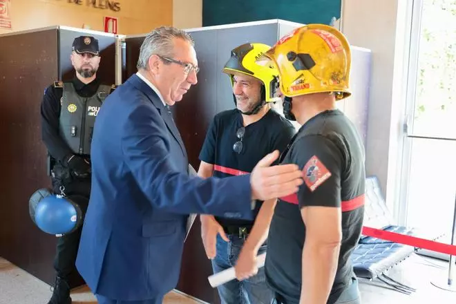 "Da la cara, Toni Pérez". Más de 200 bomberos del Consorcio Provincial de Alicante protestan en Benidorm