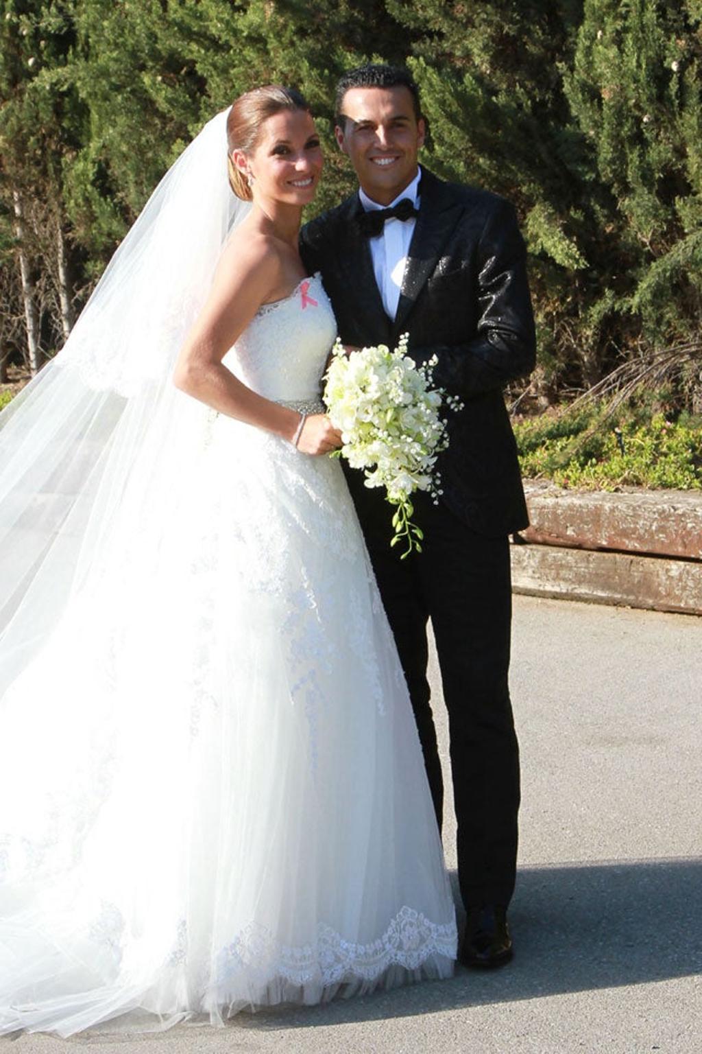 Carolina Martín y Pedrito posan para los fotógrafos antes de entrar en la finca