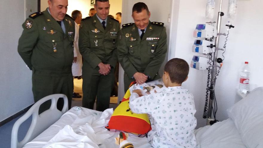 Los representantes de la Brigada de Paracaidistas, con algunos de los menores ingresados.