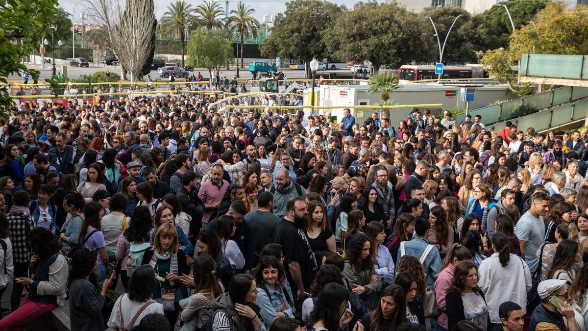 Colas de opositores en la Facultad de Económicas de la UB, el 29 de abril.