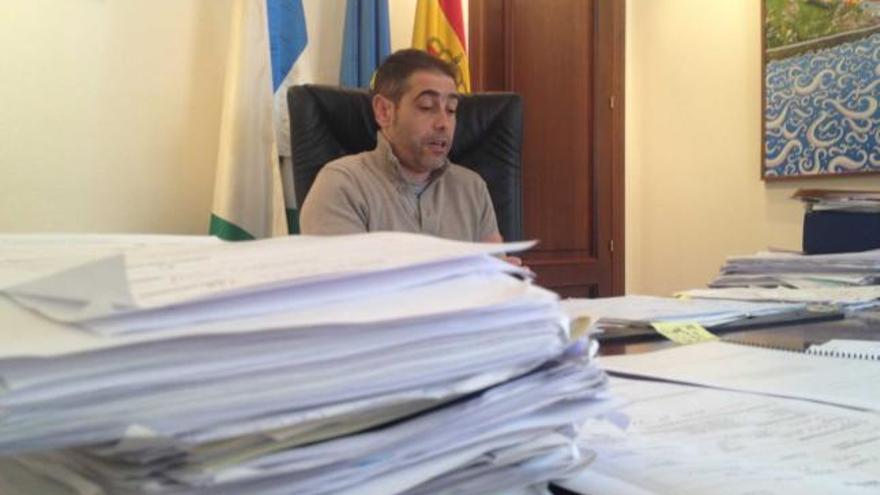 El regidor de Cudillero, Ignacio Fernández, ayer, en el despacho de la Alcaldía del Ayuntamiento.