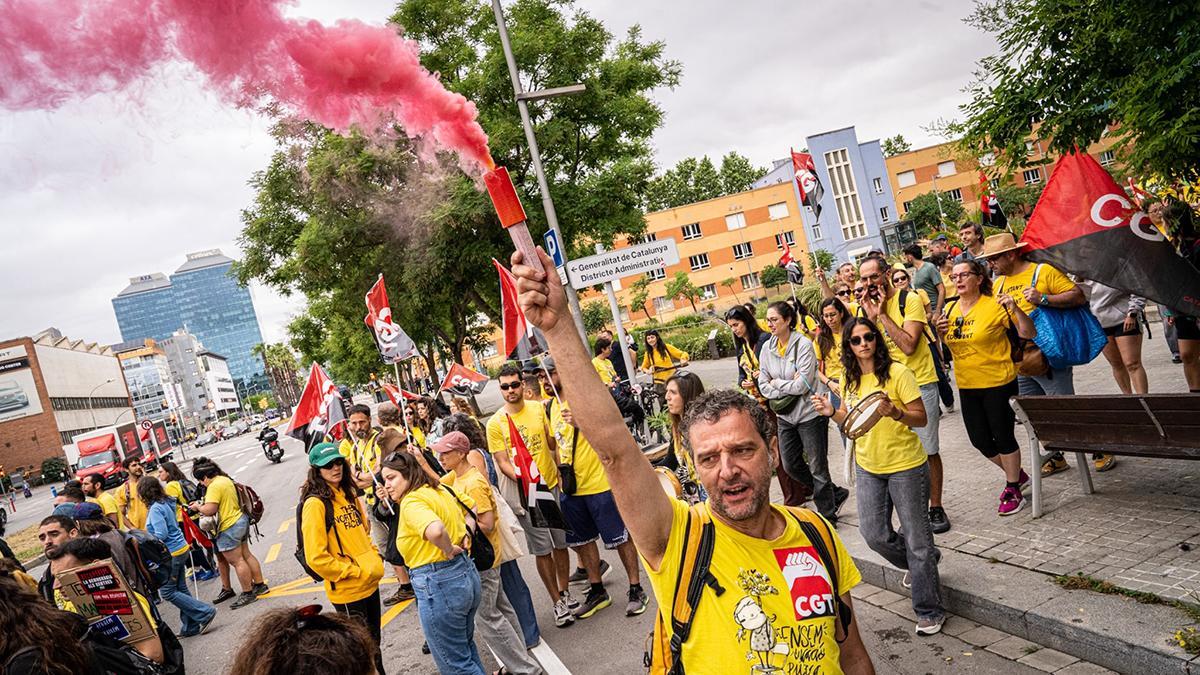 Los maestros en huelga cortan el paseo de la Zona Franca