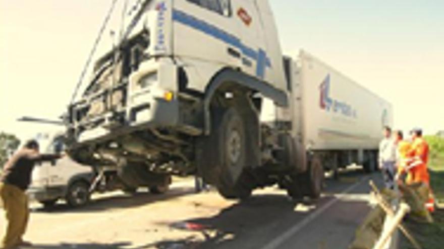 Centenares de coches, retenidos por un accidente en la carretera de Cáceres