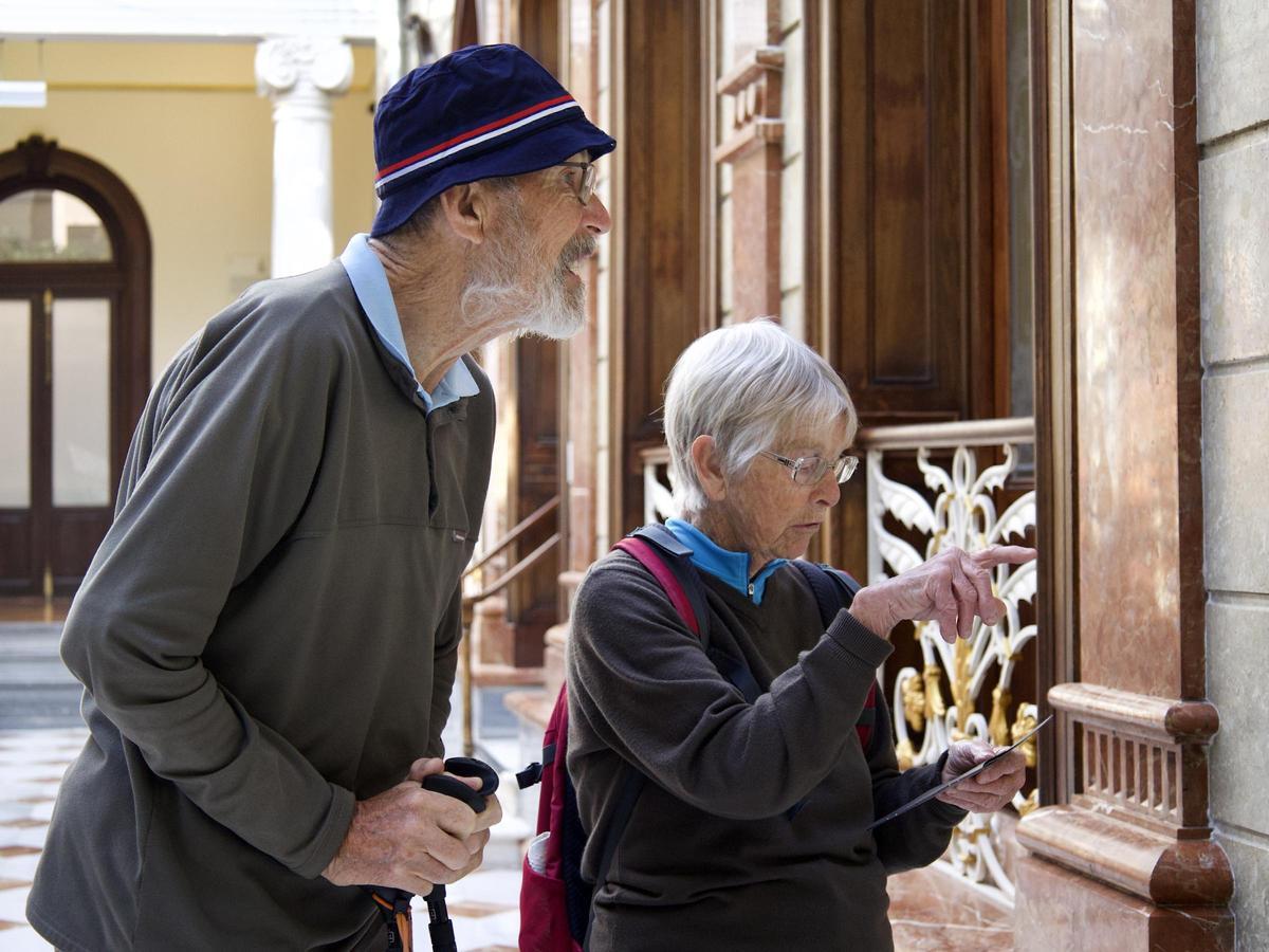 Turistas extranjeros durante su visita al interior del Real Casino de Murcia