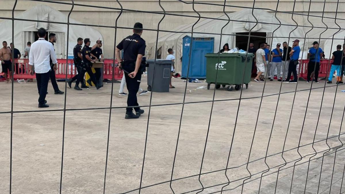 Situación de los migrantes llegados en patera el pasado miércoles, en Cartagena.