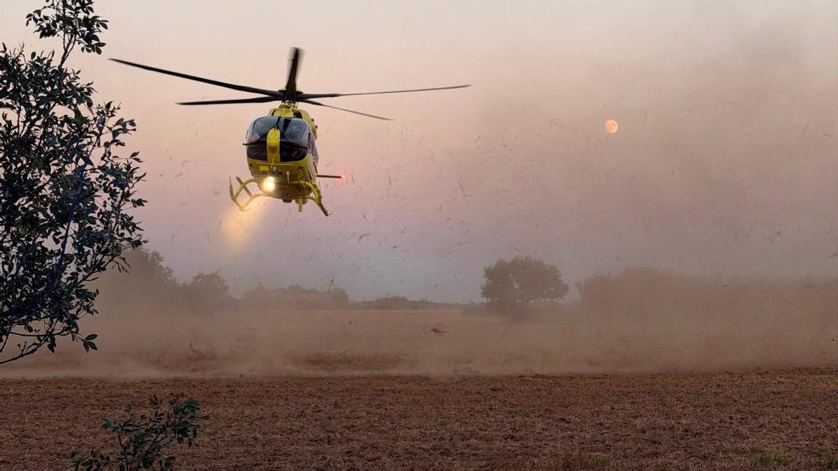 L'helicòpter medicalitzat del SEM a la zona de l'accident a Castelló d'Empúries.