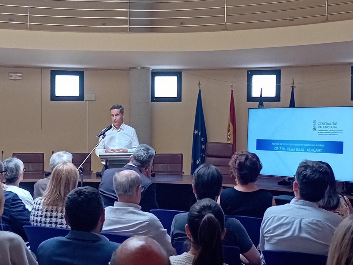 La Generalitat presenta en Los Montesinos una nueva ruta de autobuses en la Vega Baja