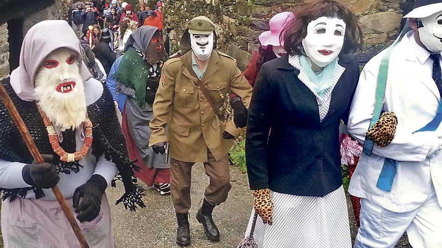 Los personajes de la mascarada, por Allande, en una edición anterior de la fiesta.