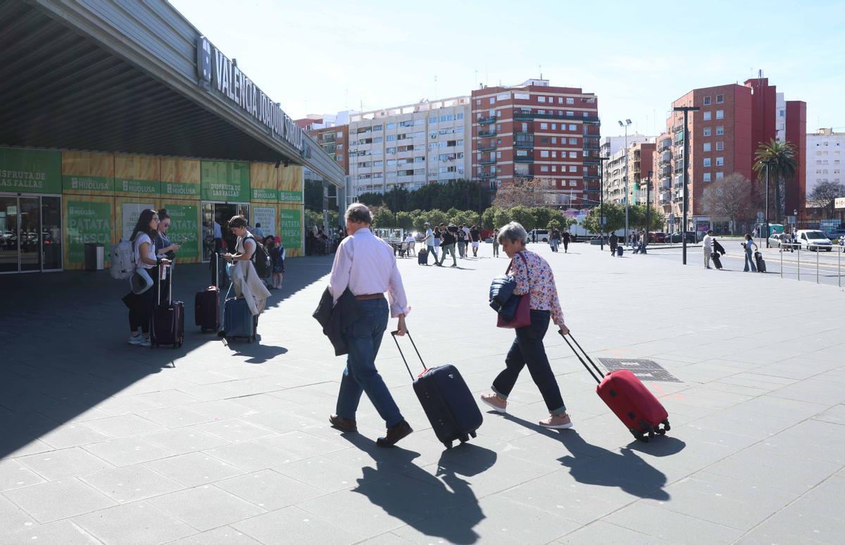 Viajeros a las puertas de la estación Joaquín Sorolla de València.