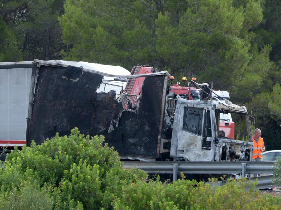 Un incendi destrossa un camió a l'AP-7 a Borrassà