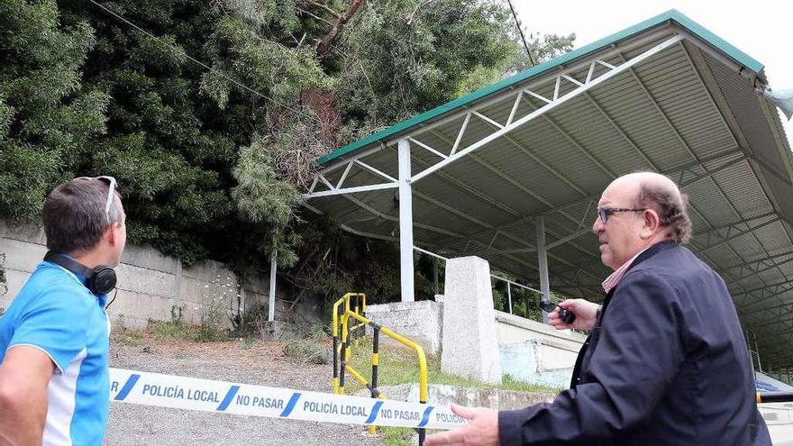 El delegado y el presidente del Gondomar C.F., ayer, ante la grada dañada por el desplome. // Marta G. Brea