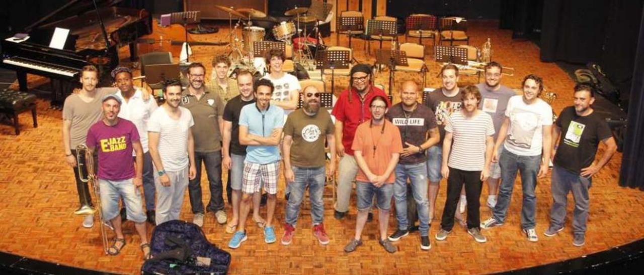 Los integrantes de la Pontejazz Big Band, ayer, en el Teatro Principal. // Santos Álvarez