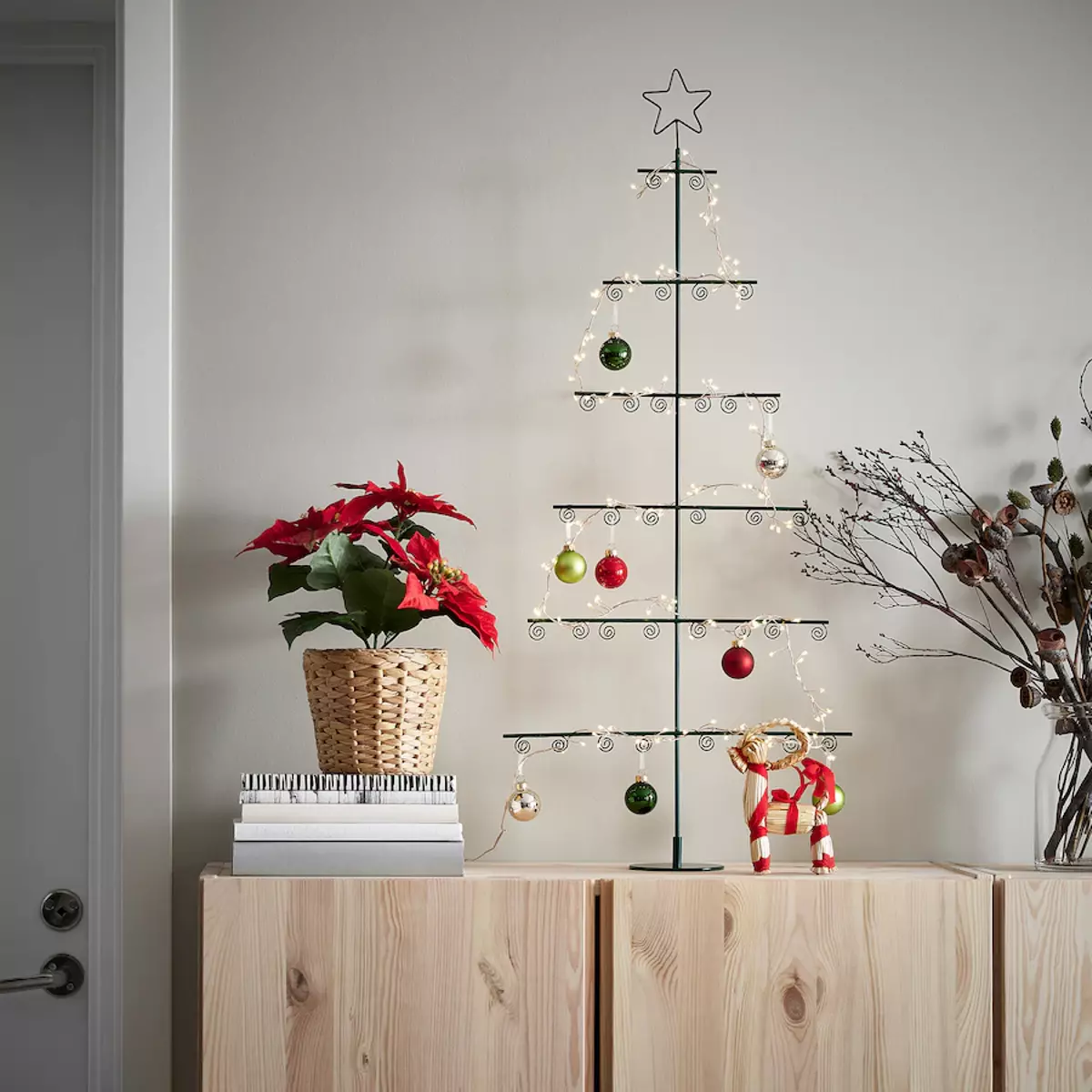 Árboles de Navidad Ikea | Este de metal en color verde te servirá para colocar encima de cualquier cómoda