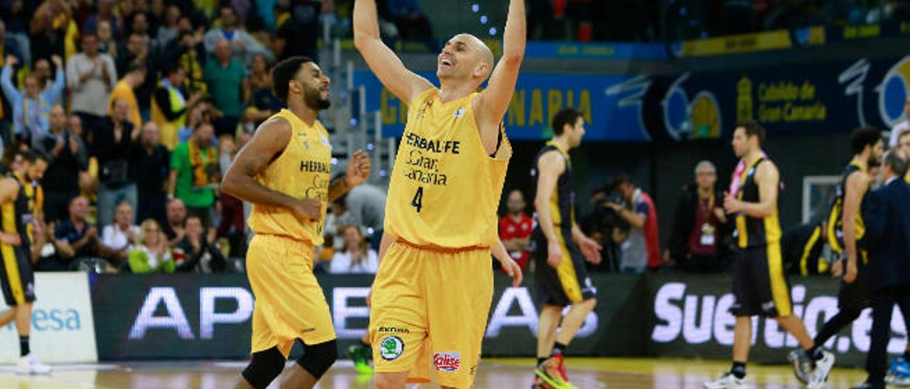 Albert Oliver celebra el triunfo contra el Iberostar con el Arena.