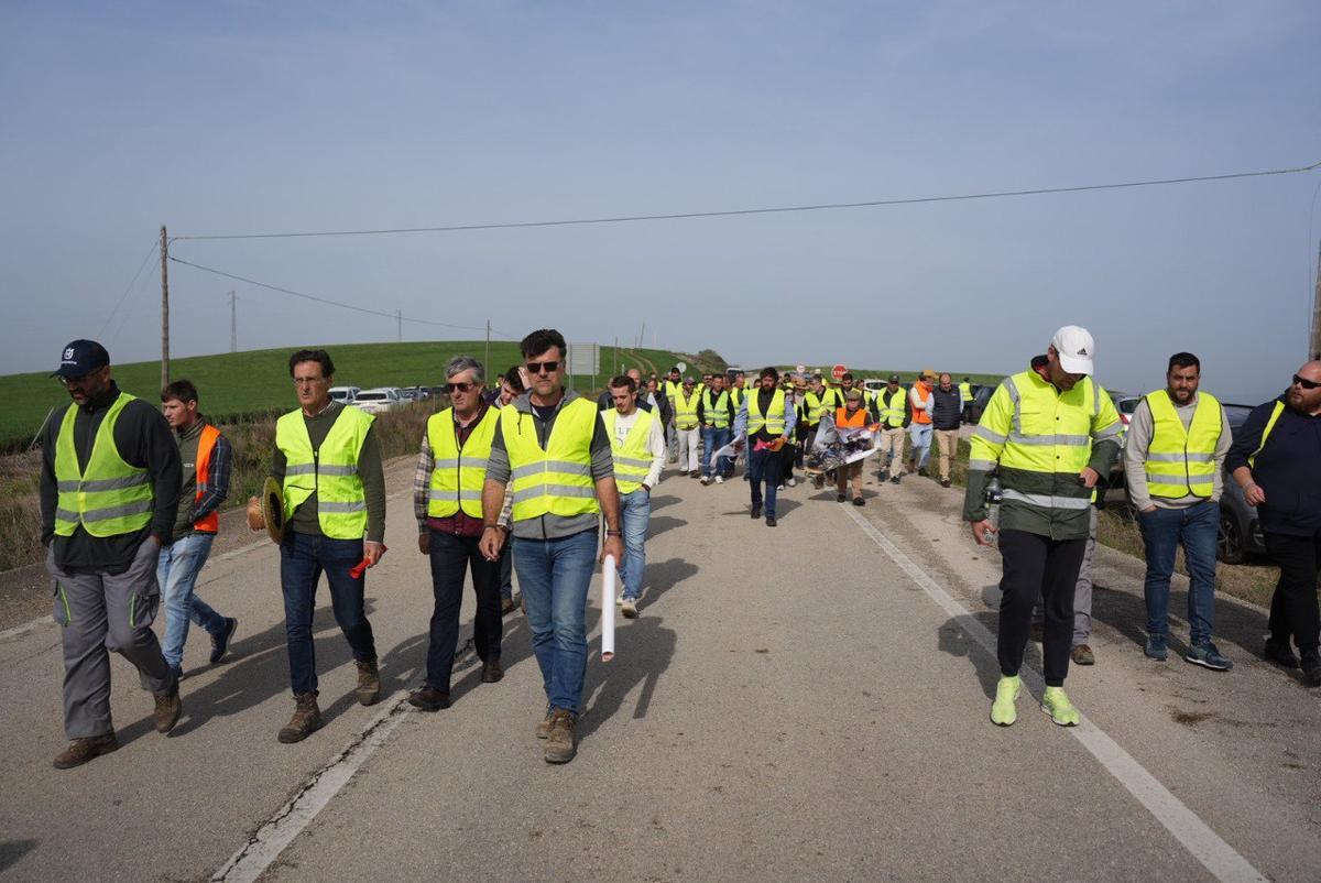 Los agricultores cordobeses vuelven a cortar la A-4 en una nueva protesta por la situación del campo