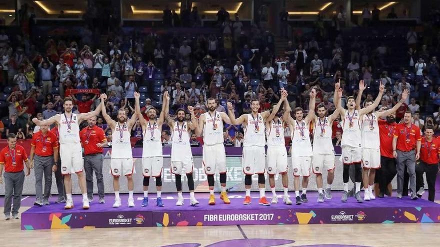 El equipo español levanta los brazos tras colgarse la medalla de bronce en el Eurobasket.