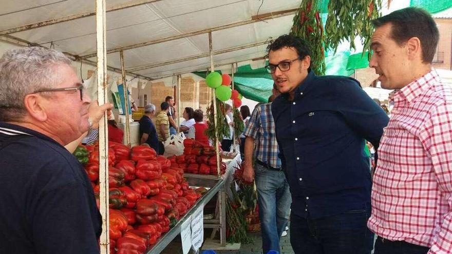 Tomás del Bien habla con un simpatizante durante la Feria del Pimiento.