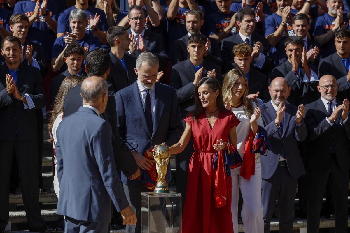 La Familia Real recibe en el Palacio de la Zarzuela a la selección española La Familia Real recibe en el Palacio de la Zarzuela a la selección española