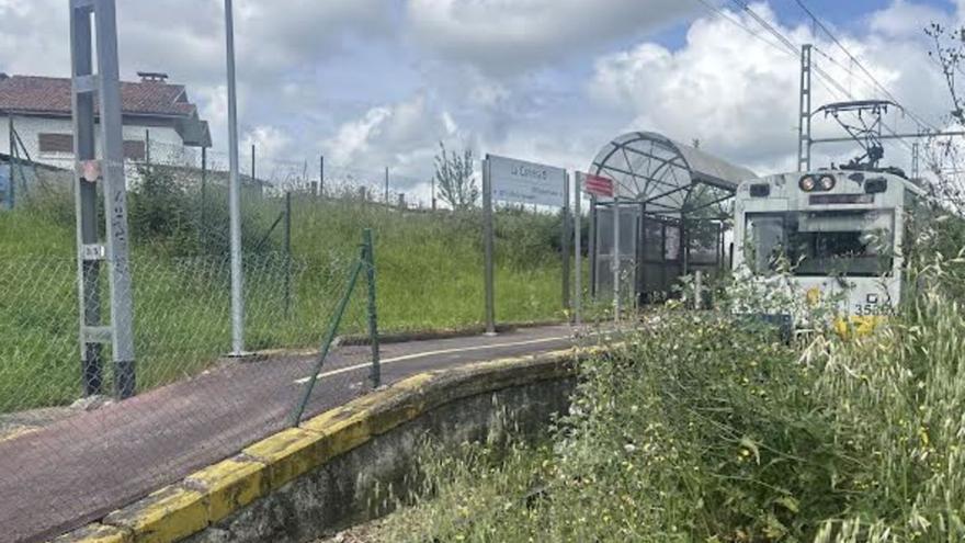 Un tren, ayer, en el apeadero ferroviario de La Carrera. | J. A. O.