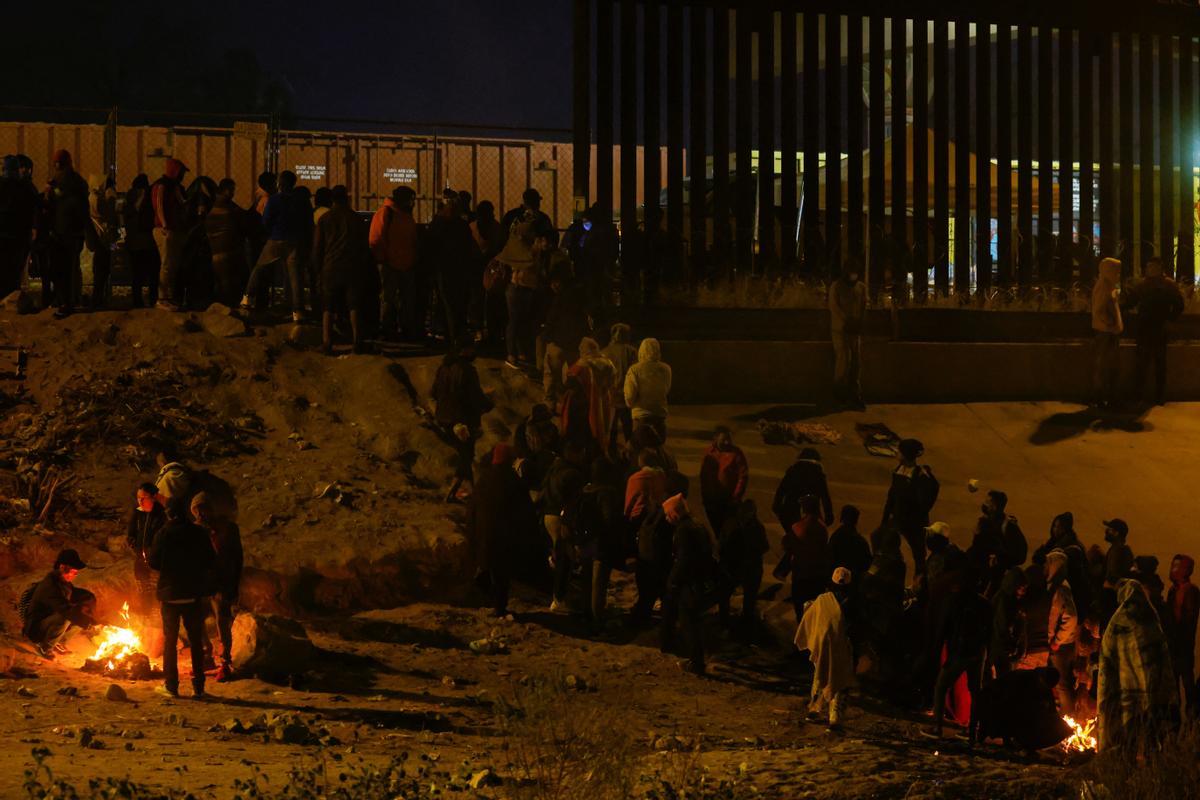 Un aluvión de inmigrantes cruzan Río Grande de Ciudad Juárez (México) a El Paso (Texas) ante un posible cambio en la política migratoria