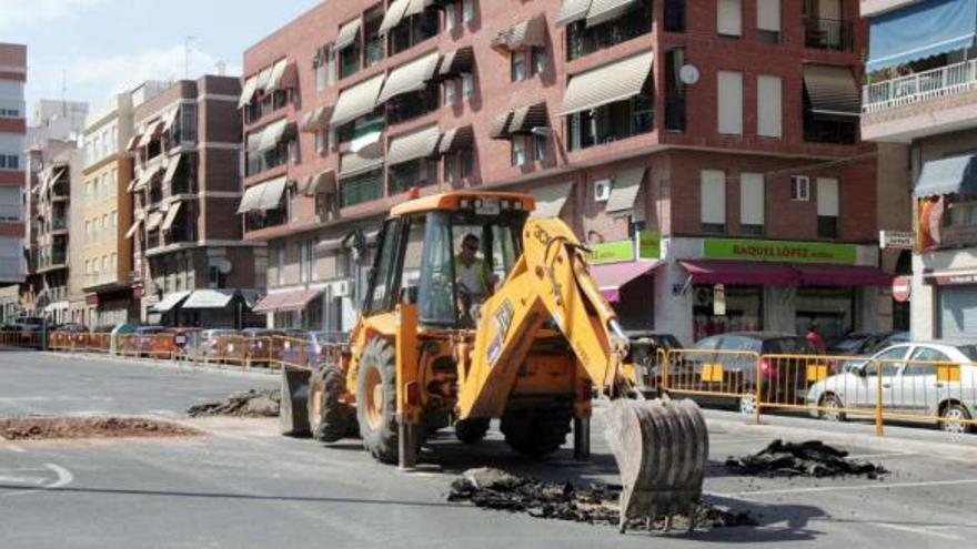 La excavadora que trabajaba ayer por la tarde en el lugar que ocupará el aparcamiento subterráneo de la plaza Lucrecia Pérez.