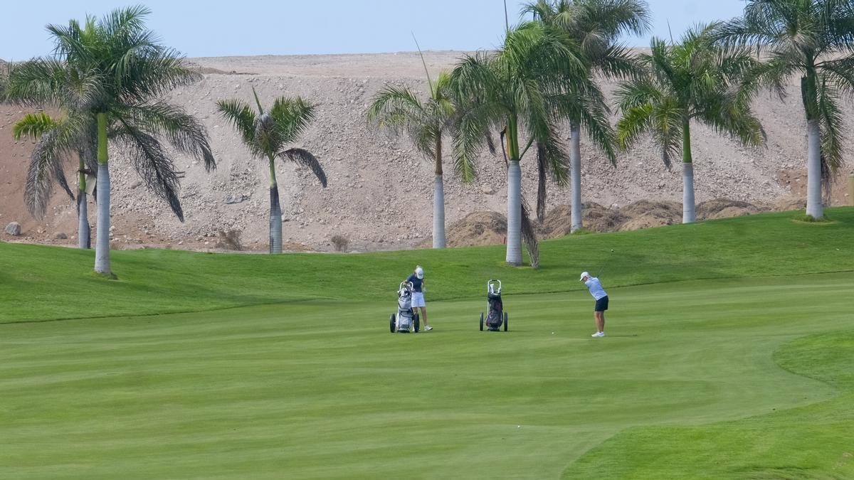 Dos golfistas jugando en el campo de golf de Meloneras.
