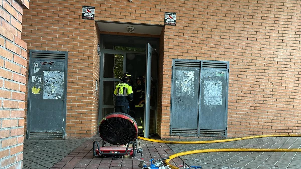 Bomberos de Madrid intervienen en la extinción de un incendio en la avenida de Asturias.