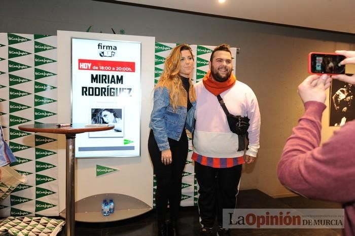 Miriam Rodríguez firma discos en El Corte Inglés