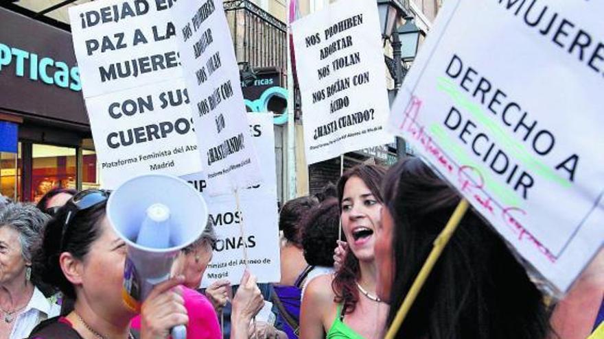 Manifestación de mujeres en defensa de la vigente ley de plazos.  // Fdv