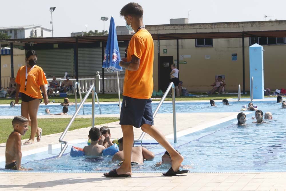 Apertura de la temporada de baños en la piscina de la calle Torremolinos