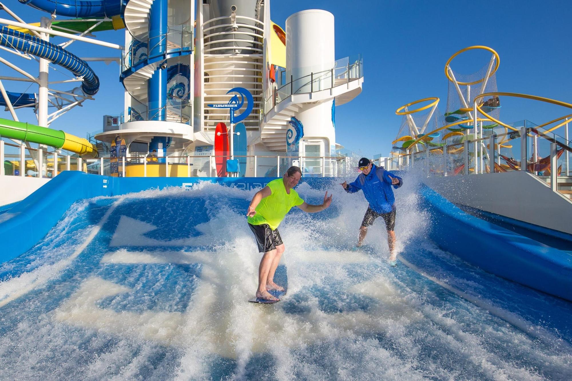 La piscina surfera del crucero.