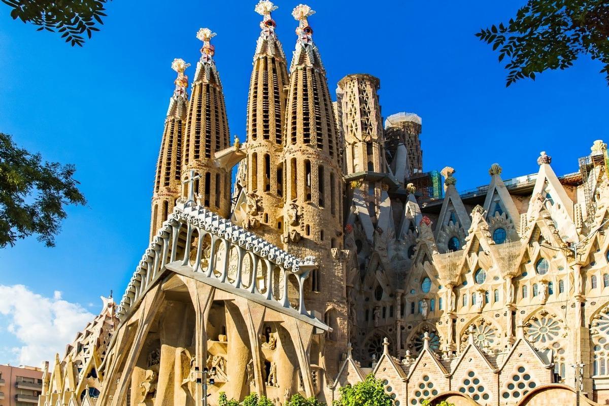 La Sagrada Familia es uno de los sitios de visita obligatoria en tu viaje a Barcelona.