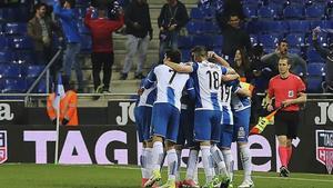 Los jugadores del Espanyol celebran un gol en Cornellà.