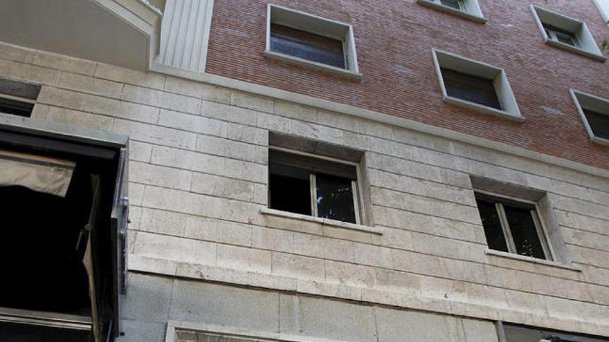 Agentes de la Guardia Civil durante uno de los registros efectuados en Madrid ayer por la mañana.