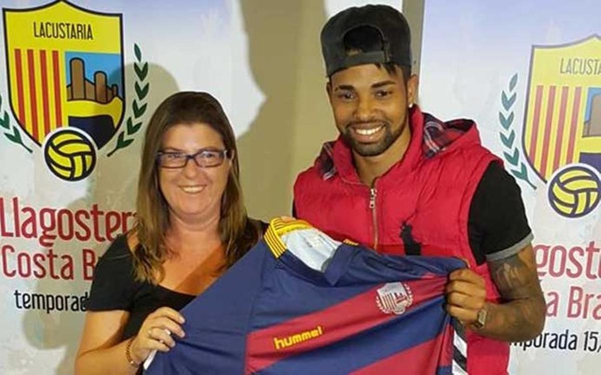 La presidenta del Llagostera, Isabel Tarragó, con Giva durante la presentación del brasileño