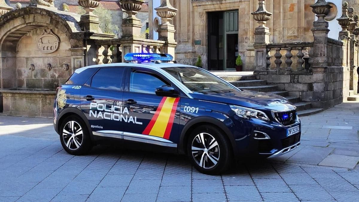 Coche patrulla de la Policía Nacional ante la Peregrina.