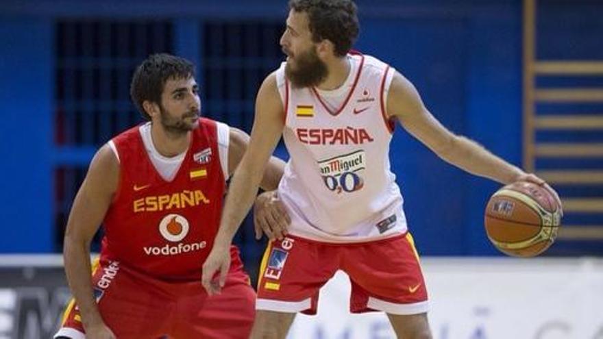 Ricky Rubio defiende a Sergio Rodríguez en un entrenamiento.