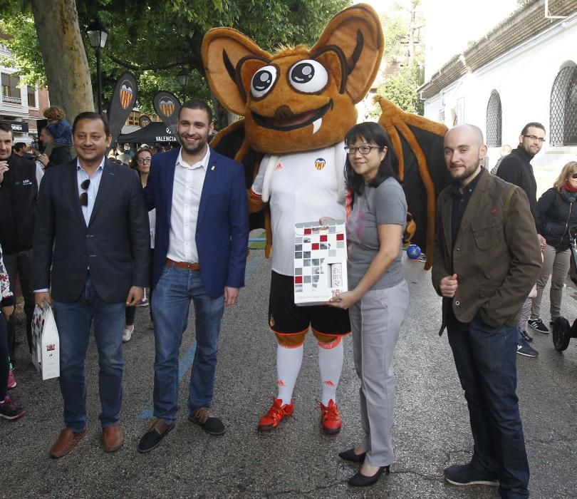 Zaza y Rodrigo con los aficionados en Requena